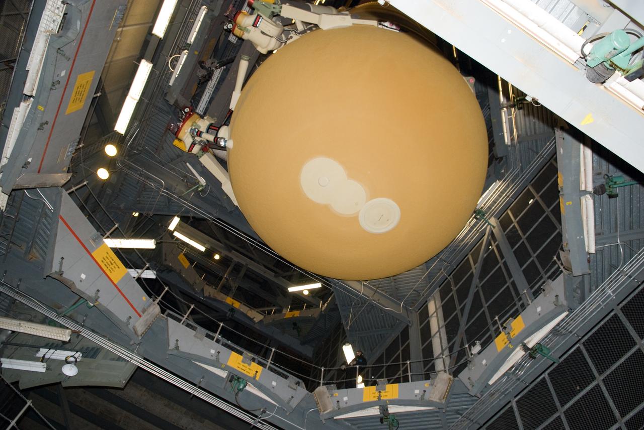 STS-131 ET-135 MOVE TO TEST CELL