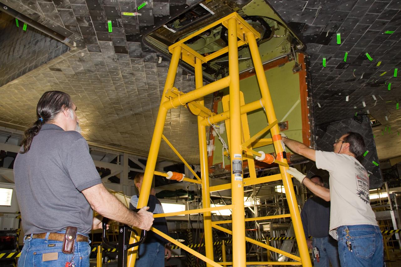 STS-132 ATLANTIS ET PUSH DOOR TEST