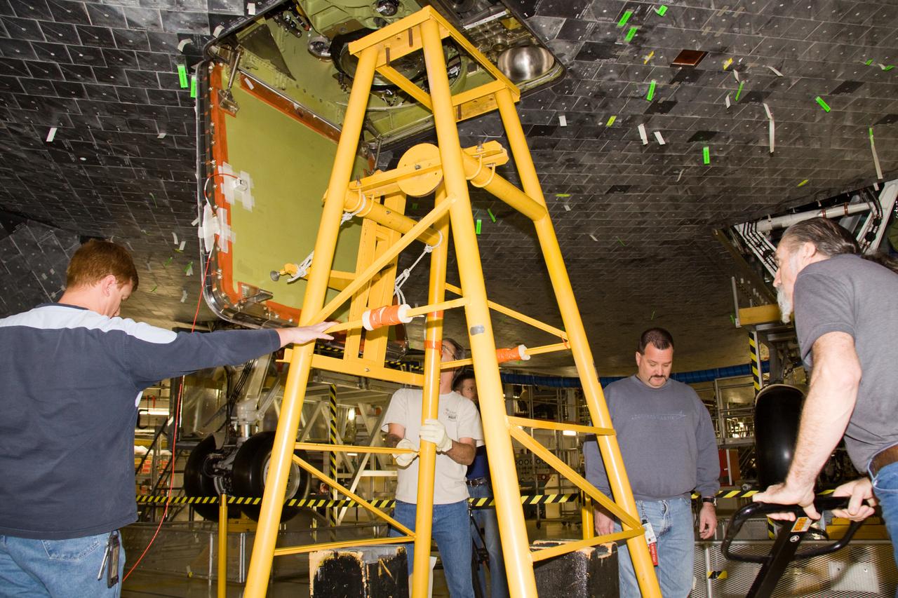 STS-132 ATLANTIS ET PUSH DOOR TEST