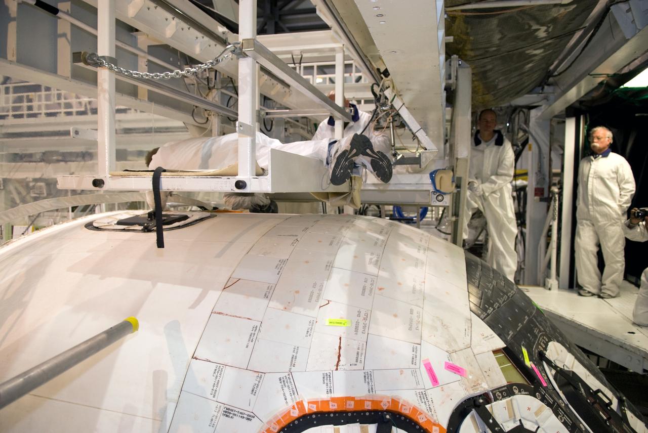 STS-132 ATLANTIS - WINDOW #8 REMOVAL