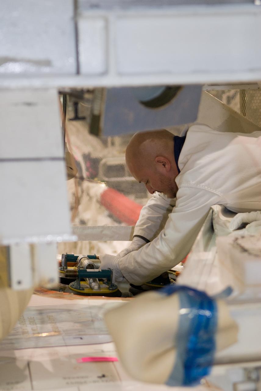 STS-132 ATLANTIS - WINDOW #8 REMOVAL
