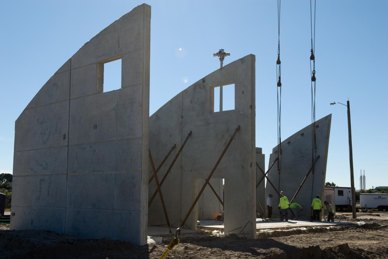 LEED PROPELLANT PROJECT CONSTRUCTION PROGRESS - WALLS GOING UP W/ CRANE