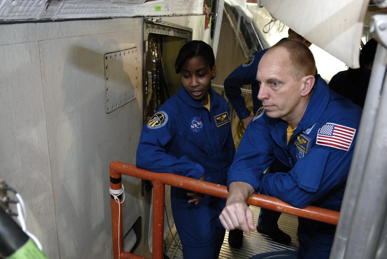 STS-131 CREW CEIT - DISCOVERY