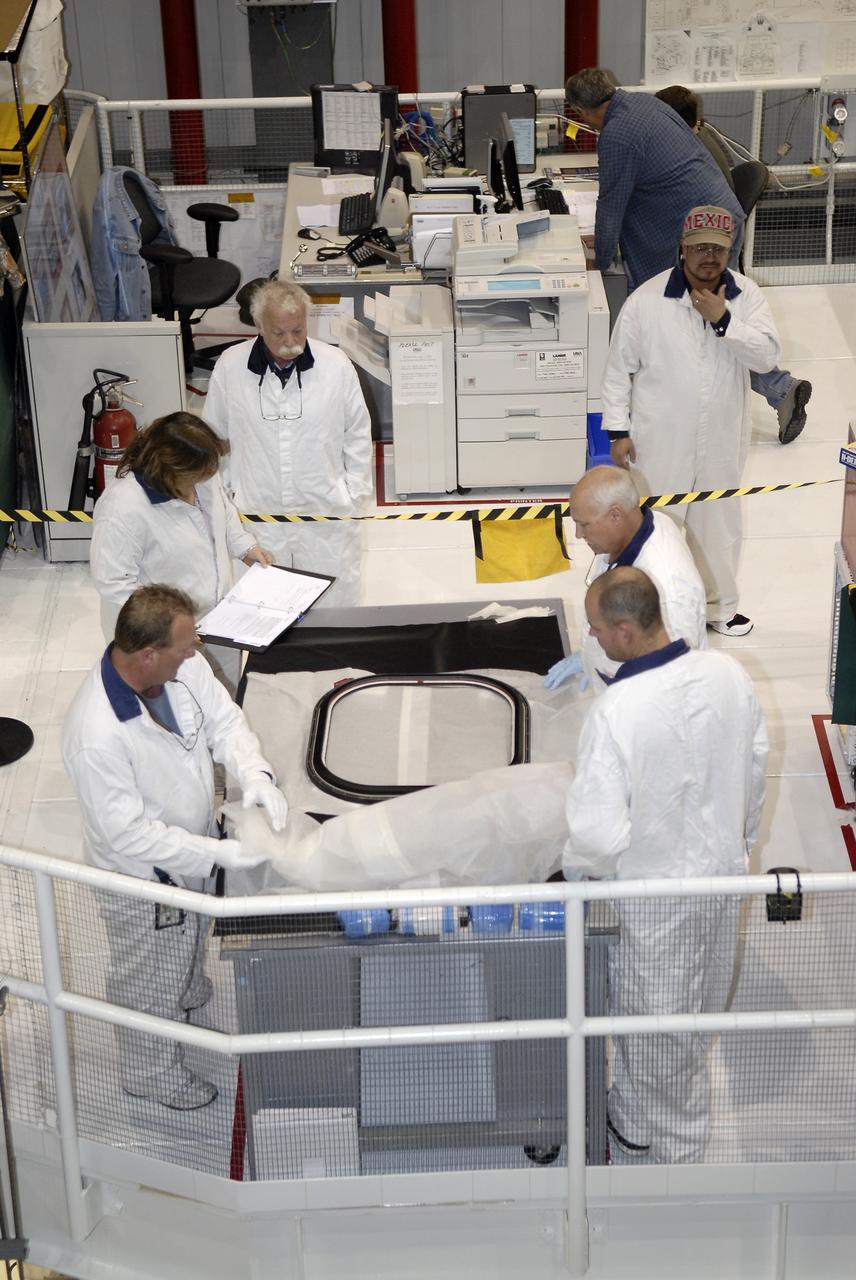 STS-132 ATLANTIS - WINDOW #8 INSTALLATION