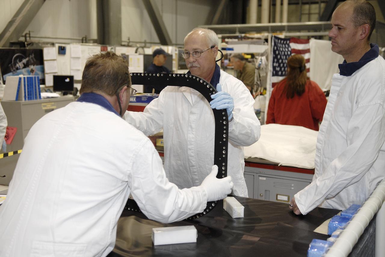 STS-132 ATLANTIS - WINDOW #8 INSTALLATION
