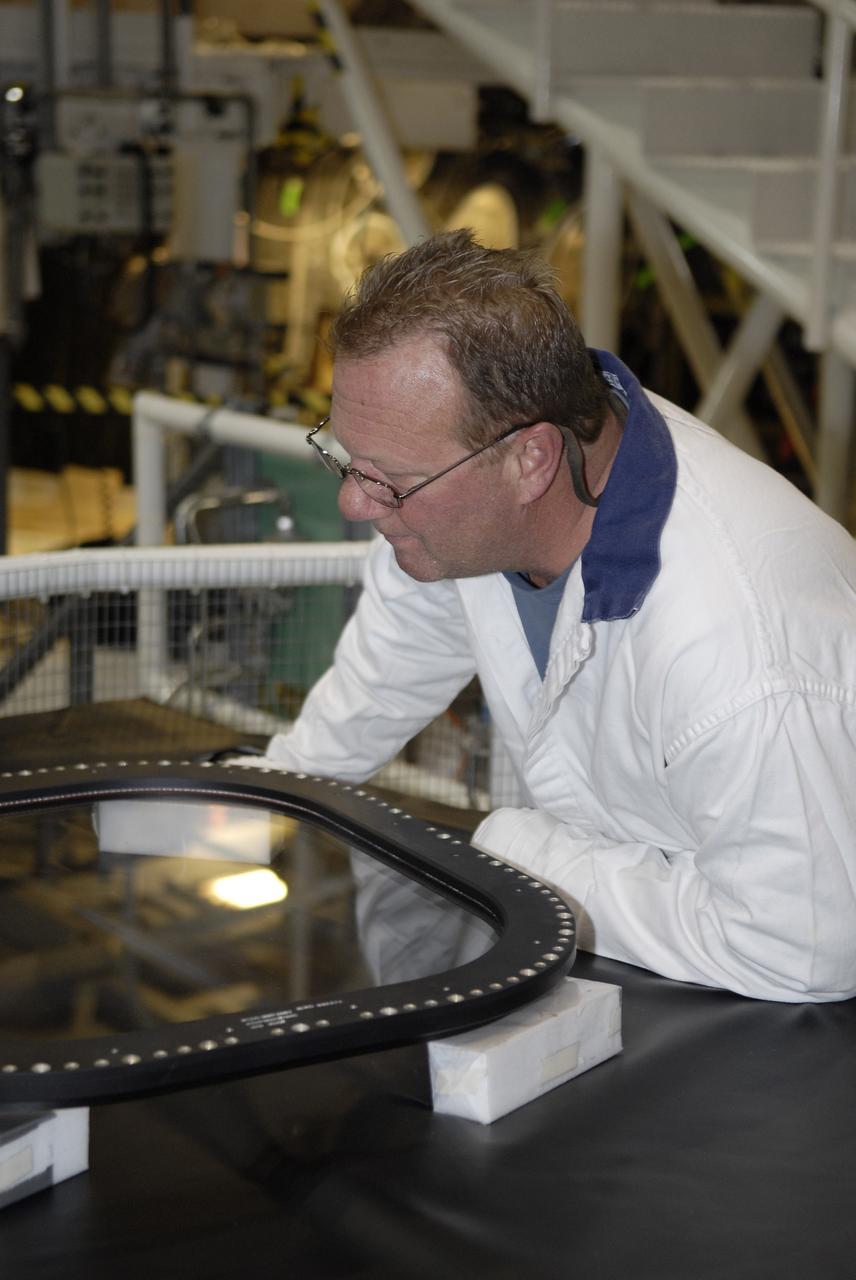 STS-132 ATLANTIS - WINDOW #8 INSTALLATION