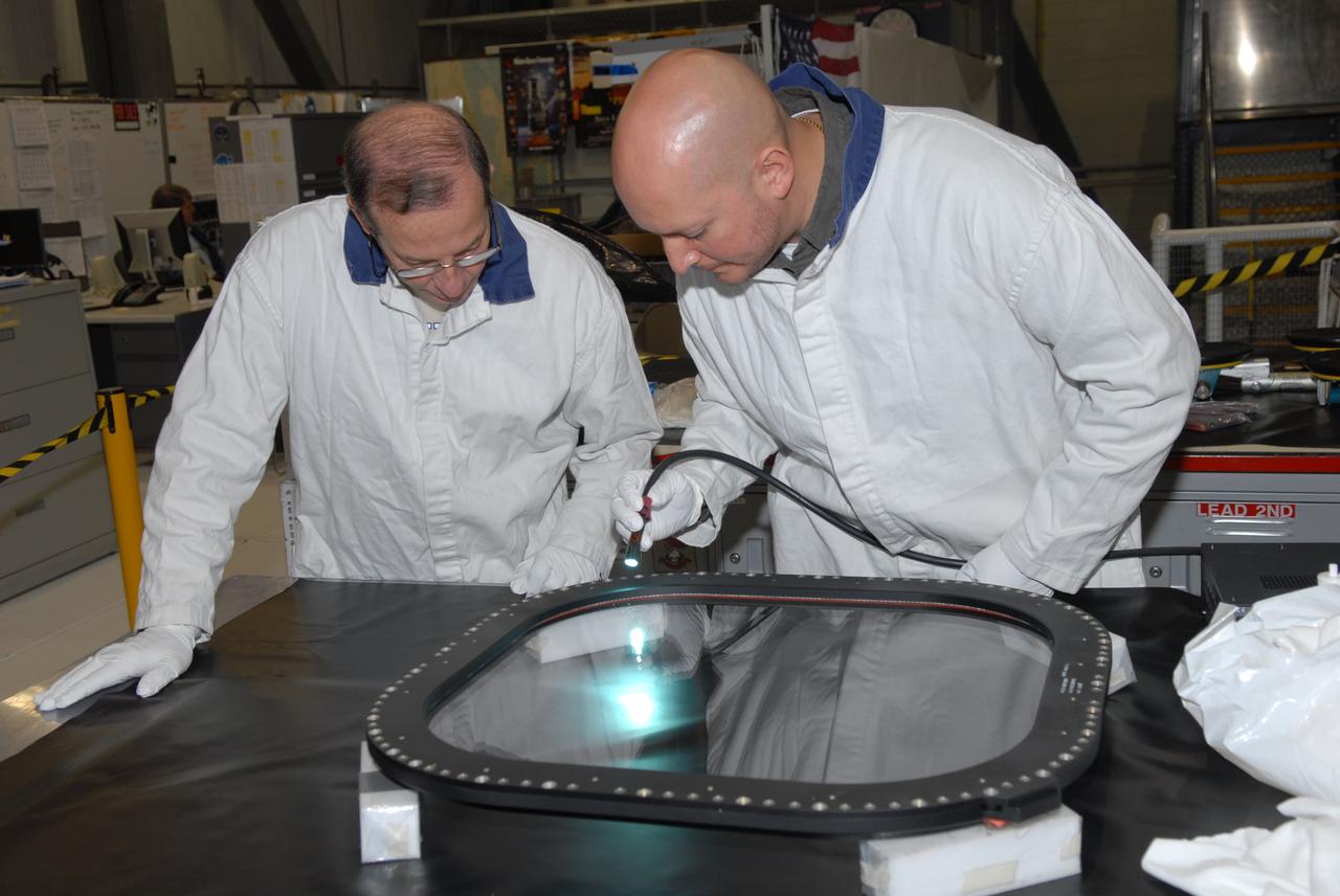 STS-132 ATLANTIS WINDOW #8 INSTALLATION & INSPECTION