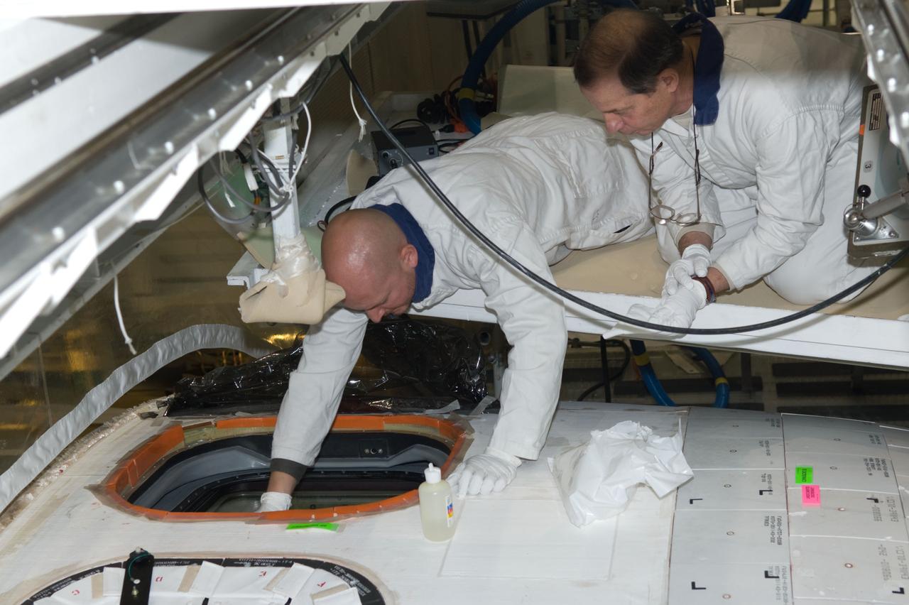 STS-132 ATLANTIS WINDOW #8 INSTALLATION & INSPECTION