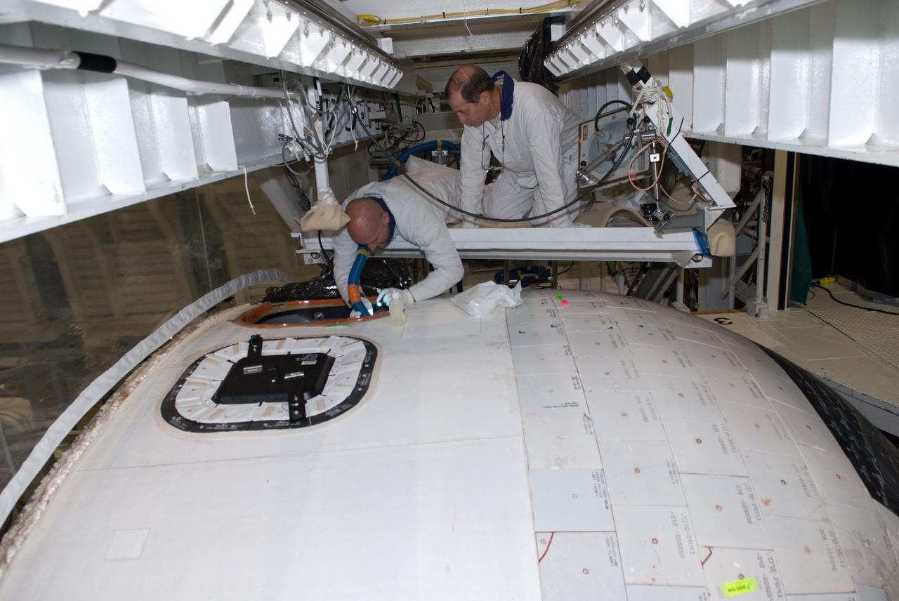 STS-132 ATLANTIS WINDOW #8 INSTALLATION & INSPECTION