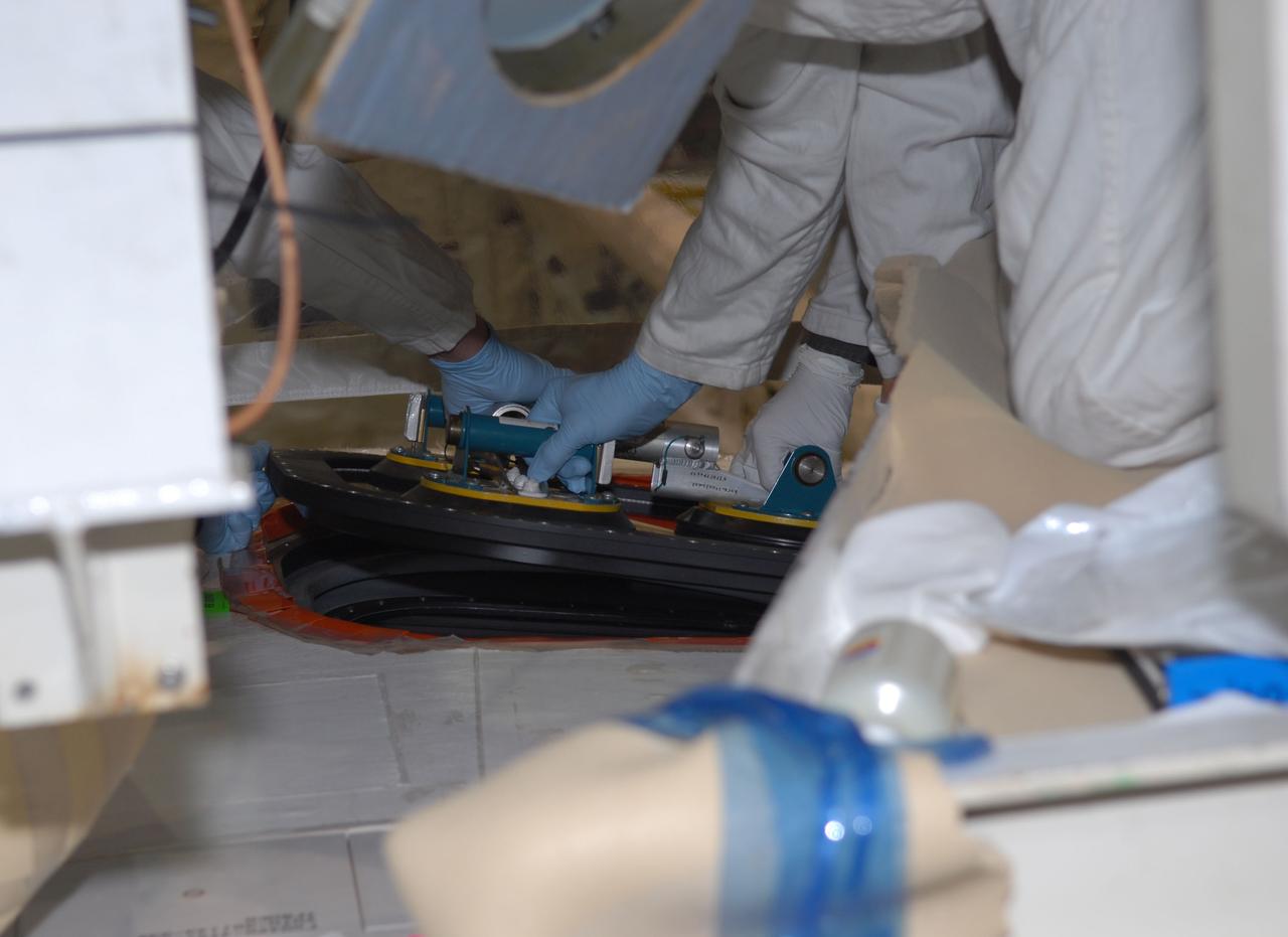 STS-132 ATLANTIS WINDOW #8 INSTALLATION & INSPECTION