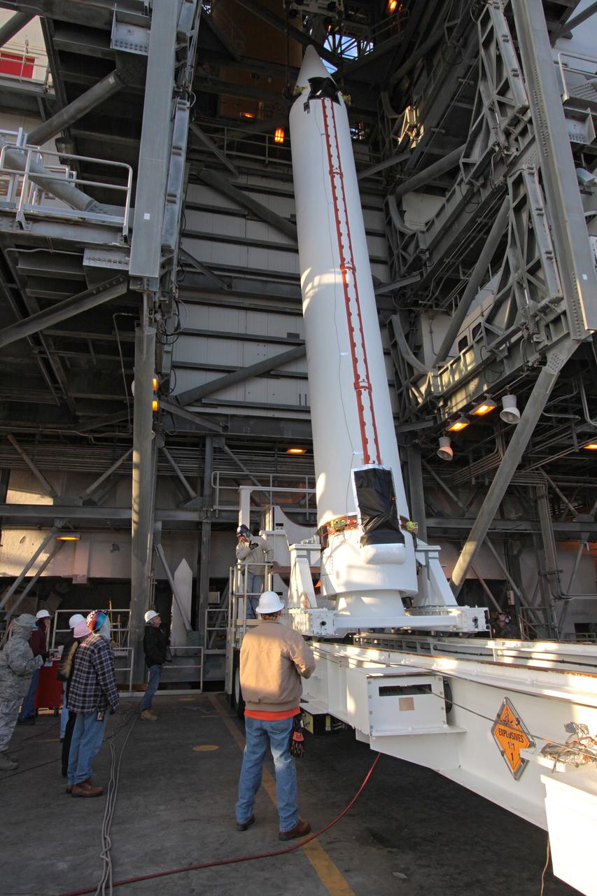 GOES-P DELTA IV SRB #2 LIFT & MATE TO BOOSTER