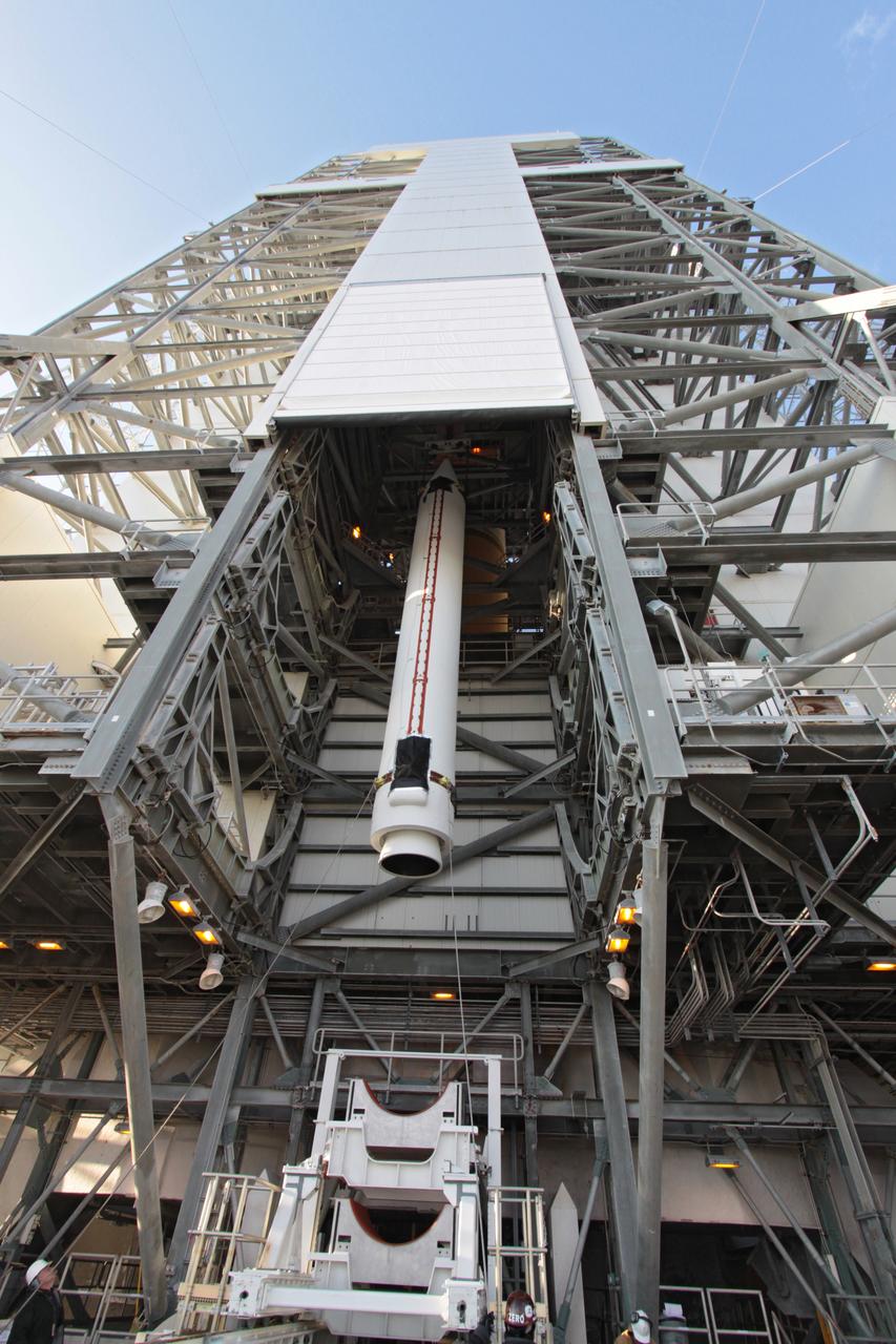 GOES-P DELTA IV SRB #2 LIFT & MATE TO BOOSTER