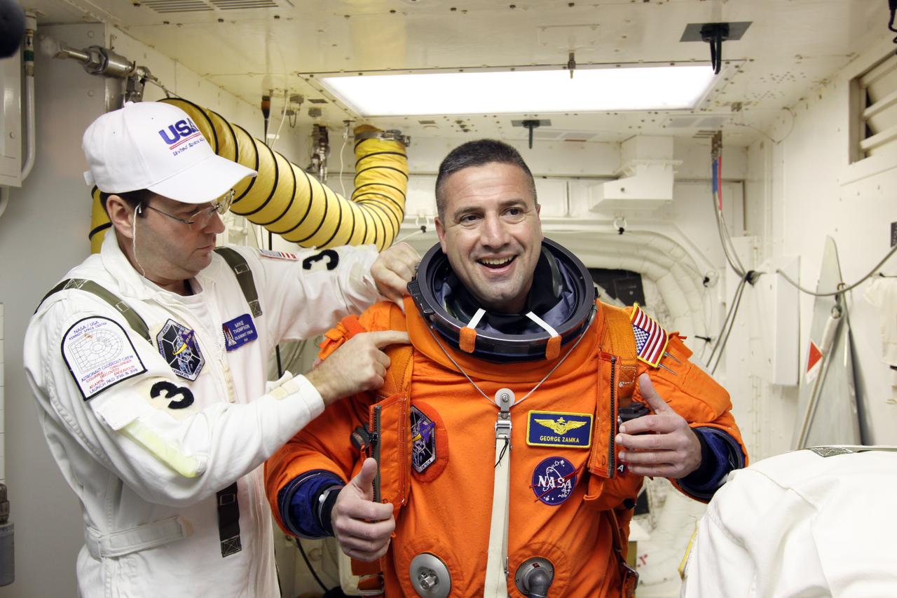 STS-130 TCDT - ORBITER INGRESS - WHITEROOM