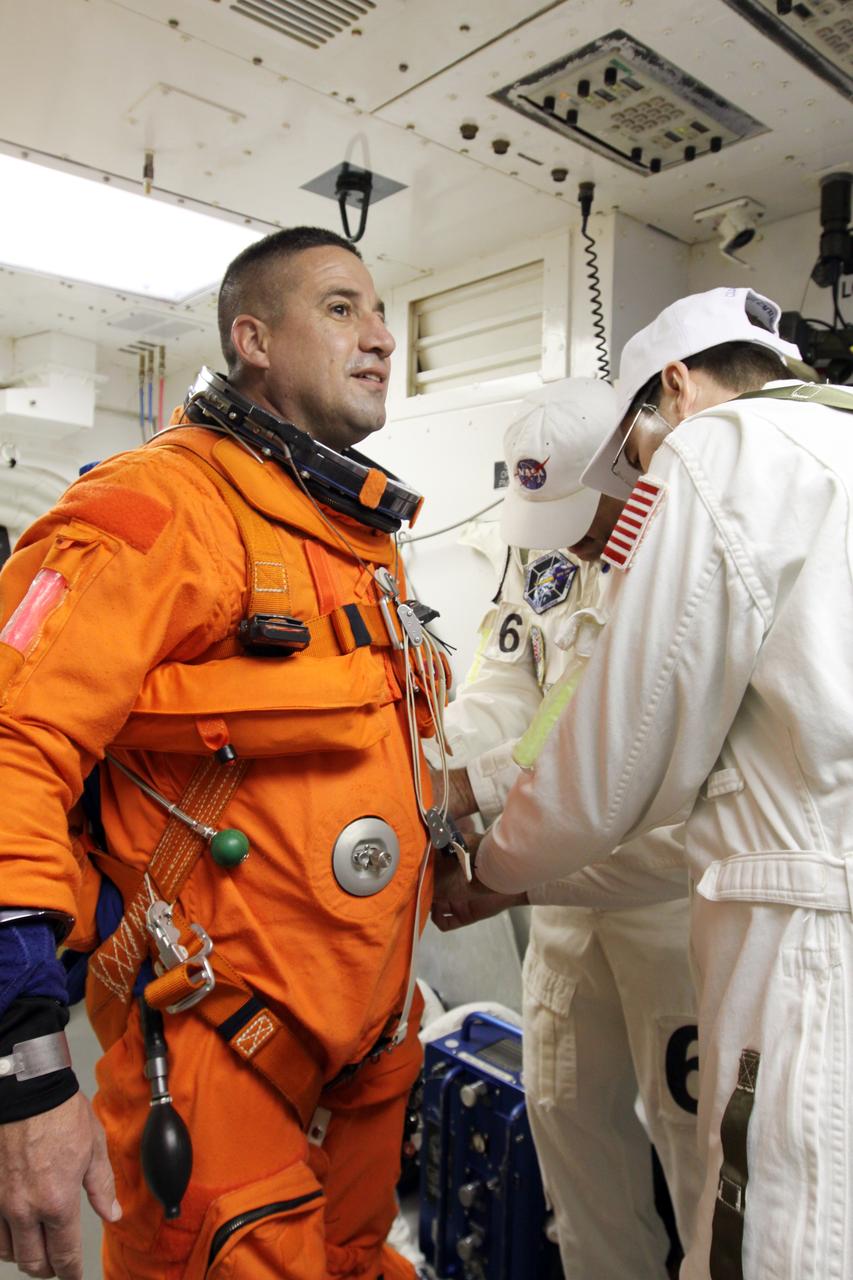 STS-130 TCDT - ORBITER INGRESS - WHITEROOM