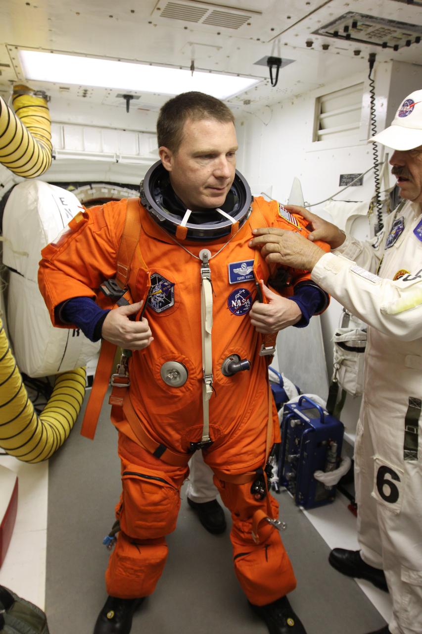 STS-130 TCDT - ORBITER INGRESS - WHITEROOM