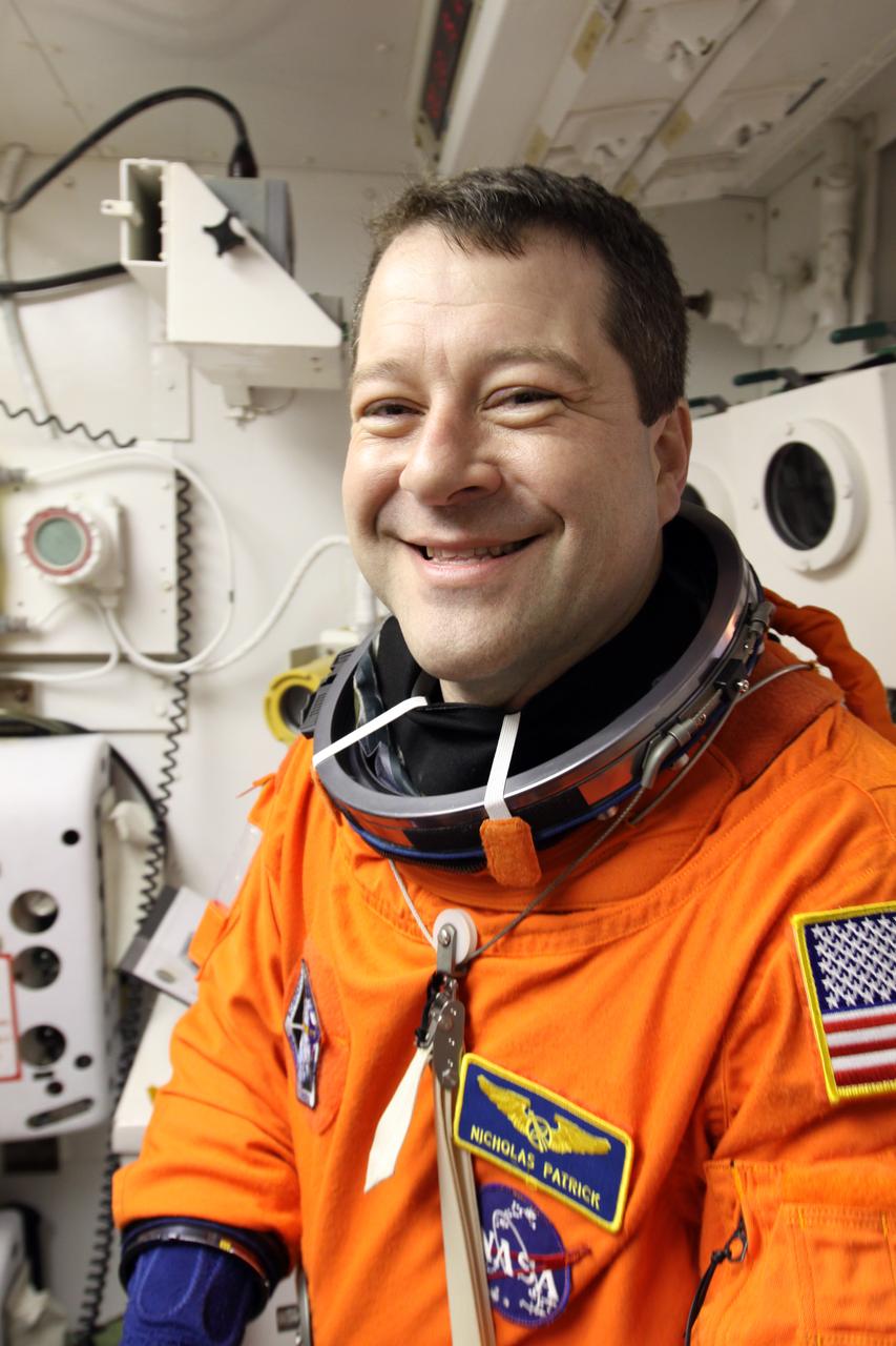 STS-130 TCDT - ORBITER INGRESS - WHITEROOM