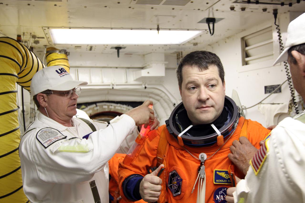 STS-130 TCDT - ORBITER INGRESS - WHITEROOM