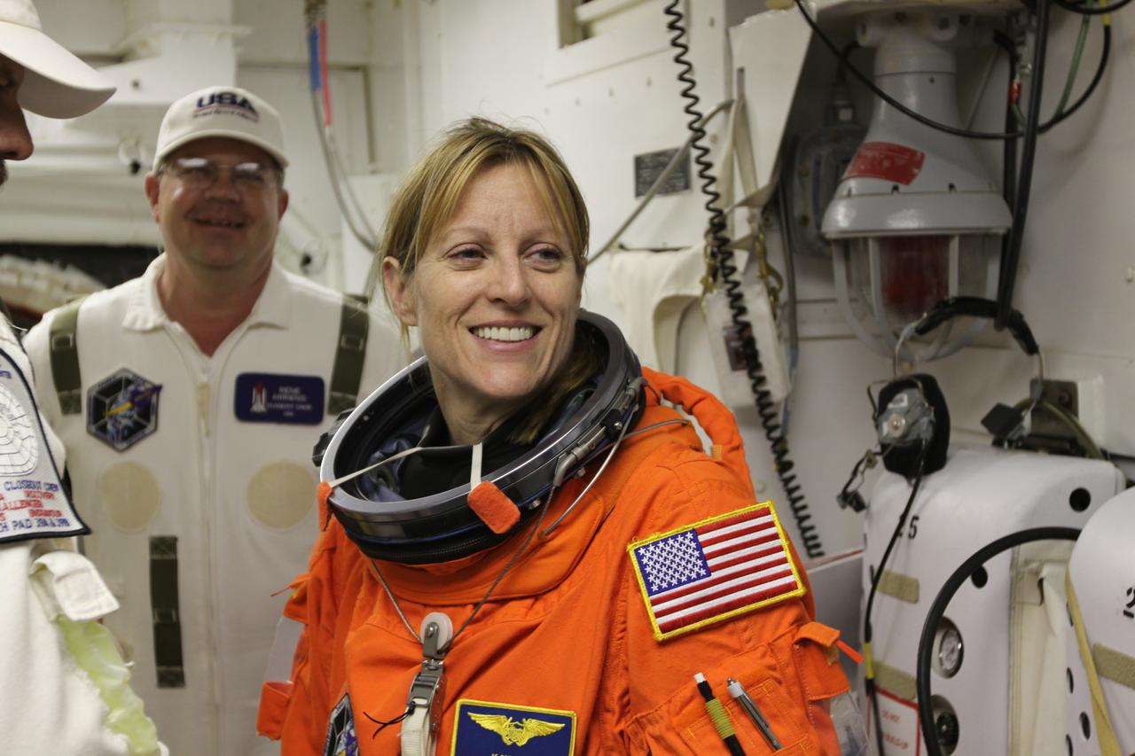 STS-130 TCDT - ORBITER INGRESS - WHITEROOM