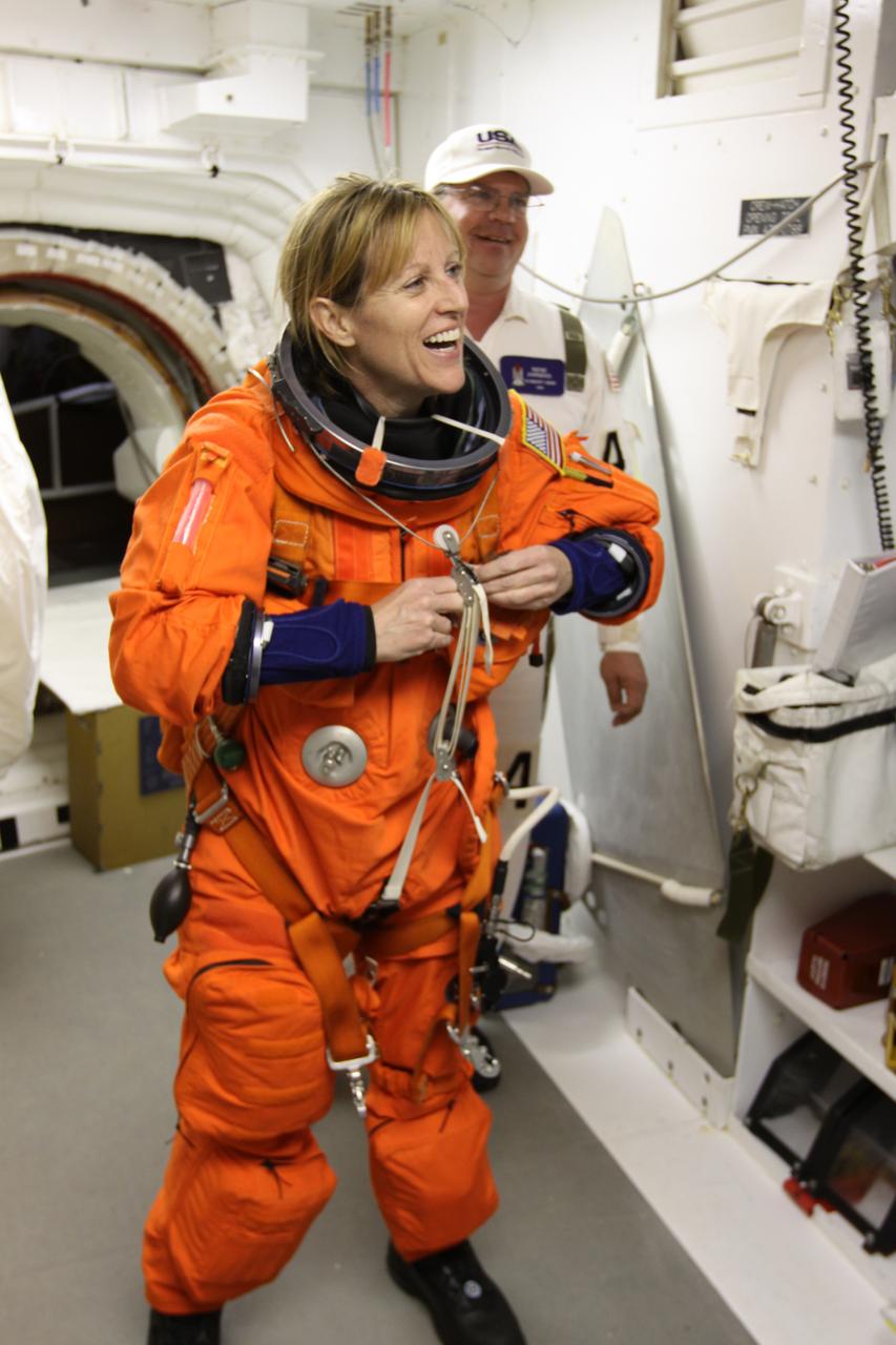 STS-130 TCDT - ORBITER INGRESS - WHITEROOM