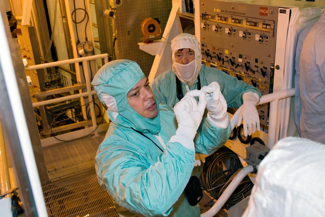 STS-130 TCDT - PAYLOAD BAY WALKDOWN
