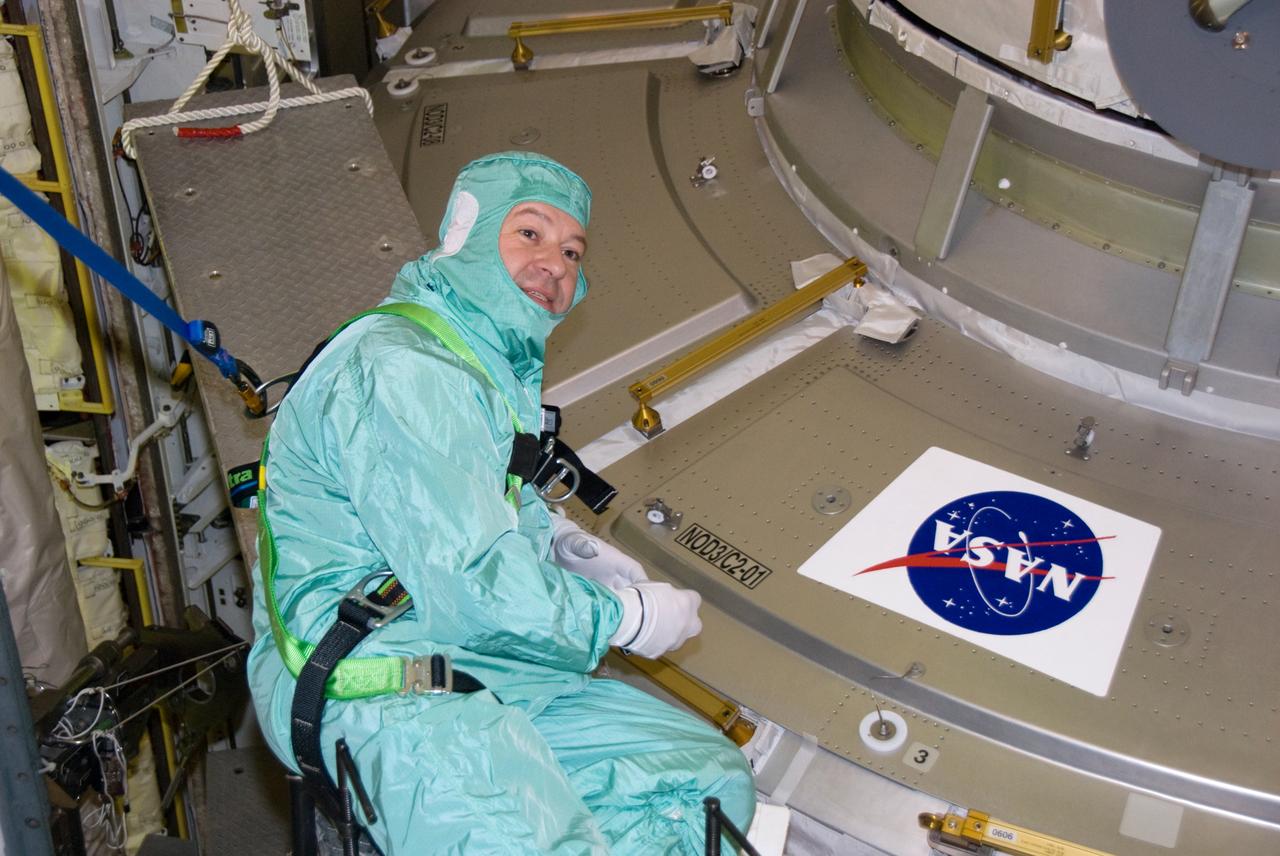 STS-130 TCDT - PAYLOAD BAY WALKDOWN