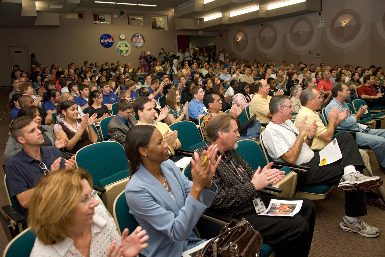 STS-129 CREW RETURN TO KSC FOR EMPLOYEE PRESENTATION
