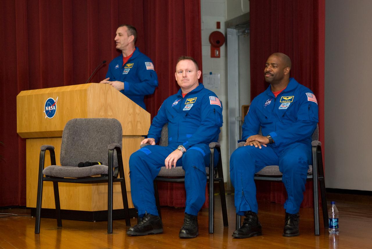 STS-129 CREW RETURN TO KSC FOR EMPLOYEE PRESENTATION