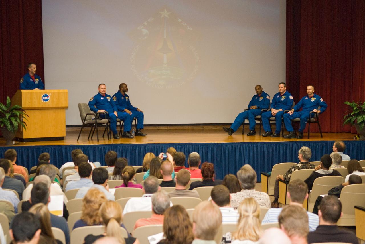 STS-129 CREW RETURN TO KSC FOR EMPLOYEE PRESENTATION