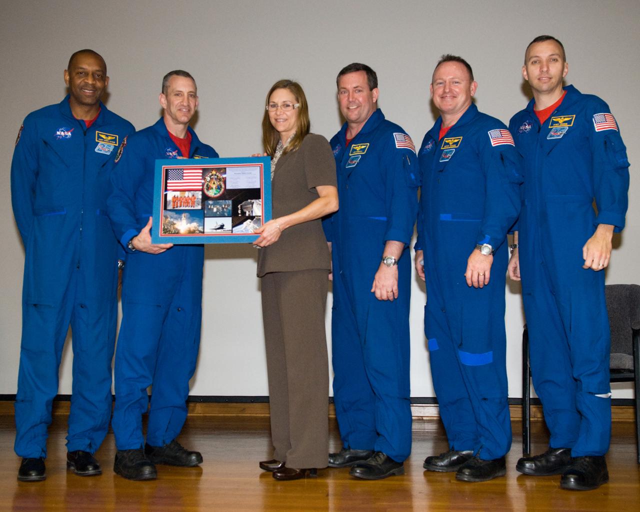 STS-129 CREW RETURN TO KSC FOR EMPLOYEE PRESENTATION