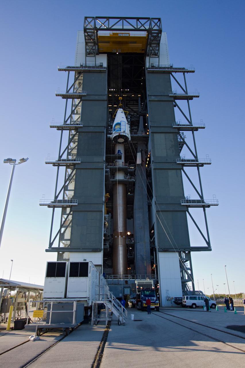 SDO MOVE FROM ASTROTECH TO PAD 41 - LIFT & MATE