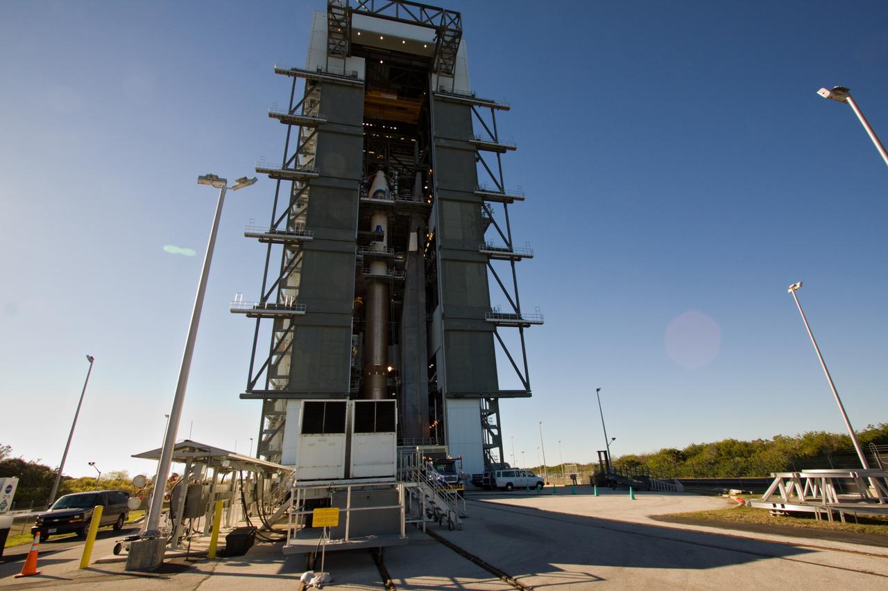 SDO MOVE FROM ASTROTECH TO PAD 41 - LIFT & MATE