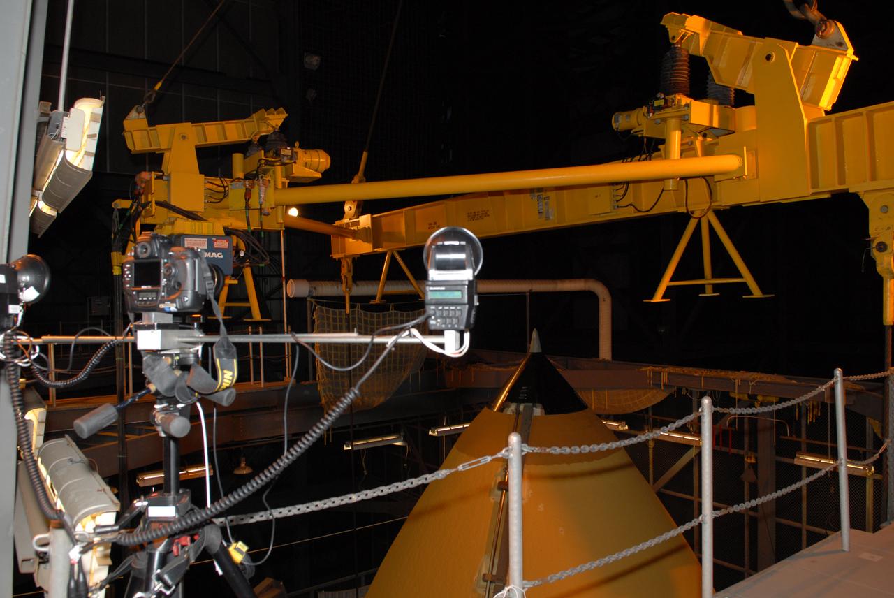 STS-131 ET LIFT FROM HB-3 FOR MATE TO SRB'S IN HB-4