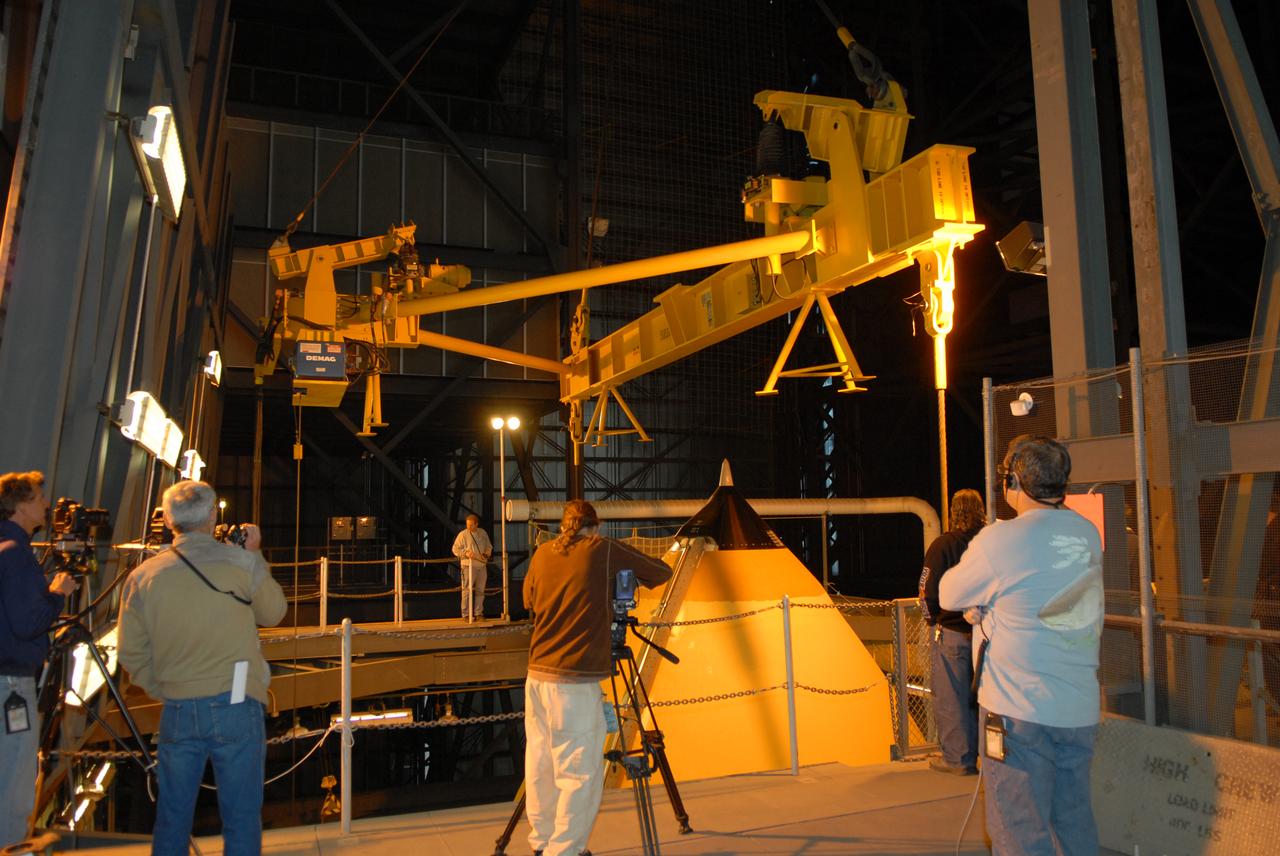 STS-131 ET LIFT FROM HB-3 FOR MATE TO SRB'S IN HB-4