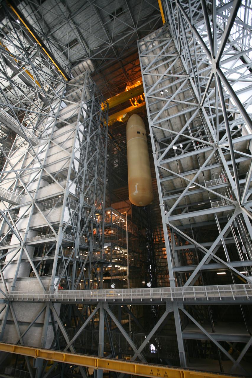 STS-131 ET LIFT & MATE TO SRB'S IN VAB
