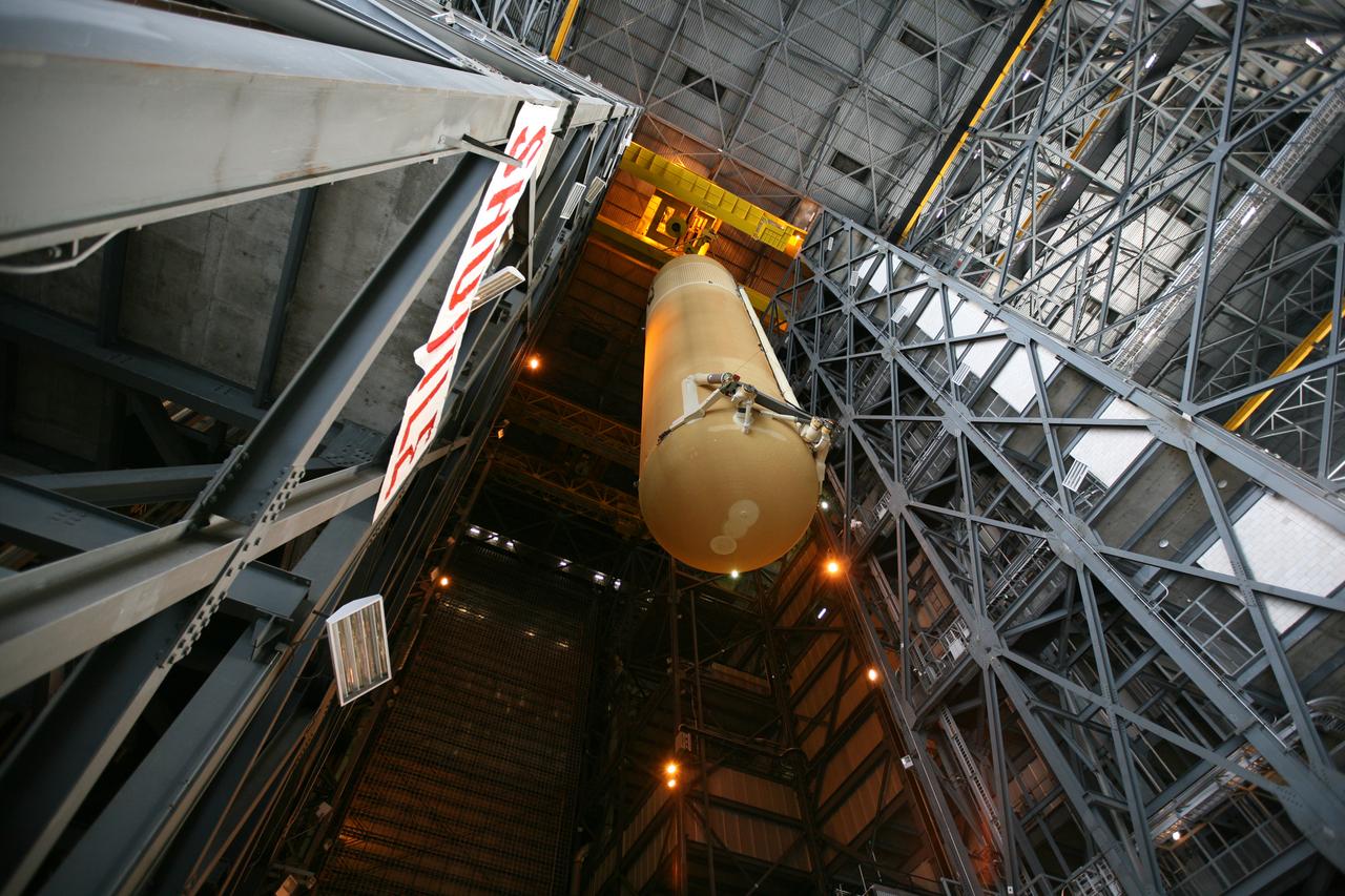 STS-131 ET LIFT & MATE TO SRB'S IN VAB