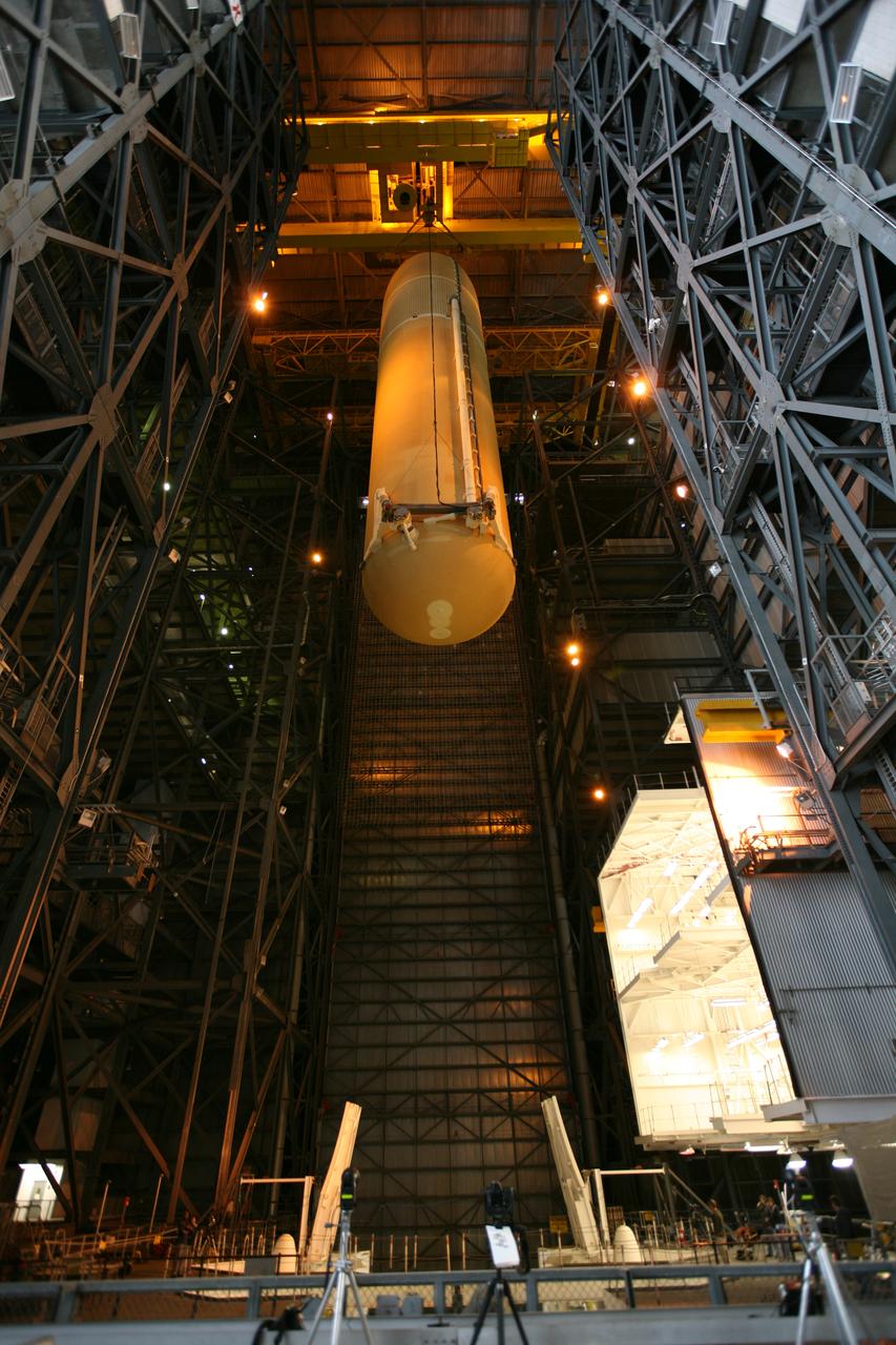 STS-131 ET LIFT & MATE TO SRB'S IN VAB