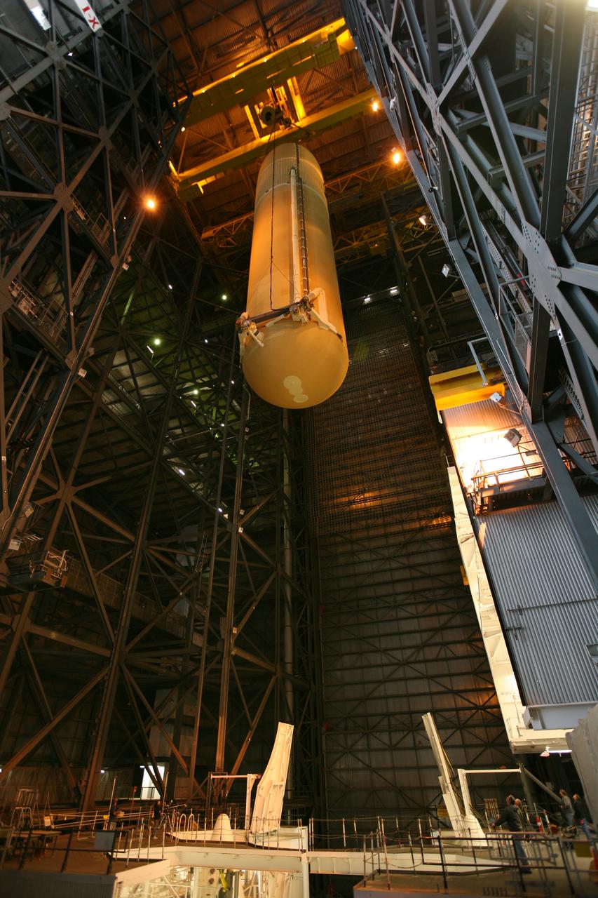 STS-131 ET LIFT & MATE TO SRB'S IN VAB