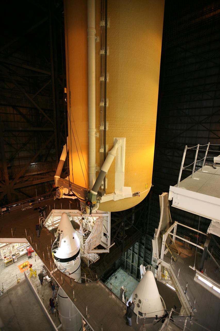 STS-131 ET LIFT & MATE TO SRB'S IN VAB