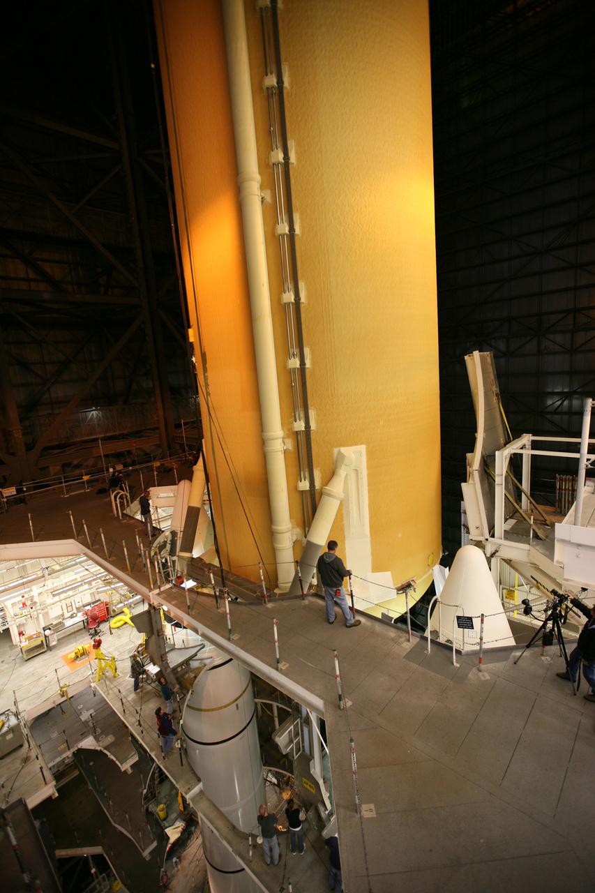 STS-131 ET LIFT & MATE TO SRB'S IN VAB