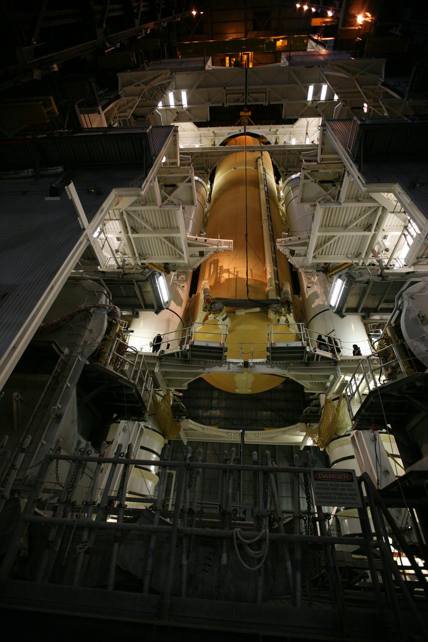 STS-131 ET LIFT & MATE TO SRB'S IN VAB