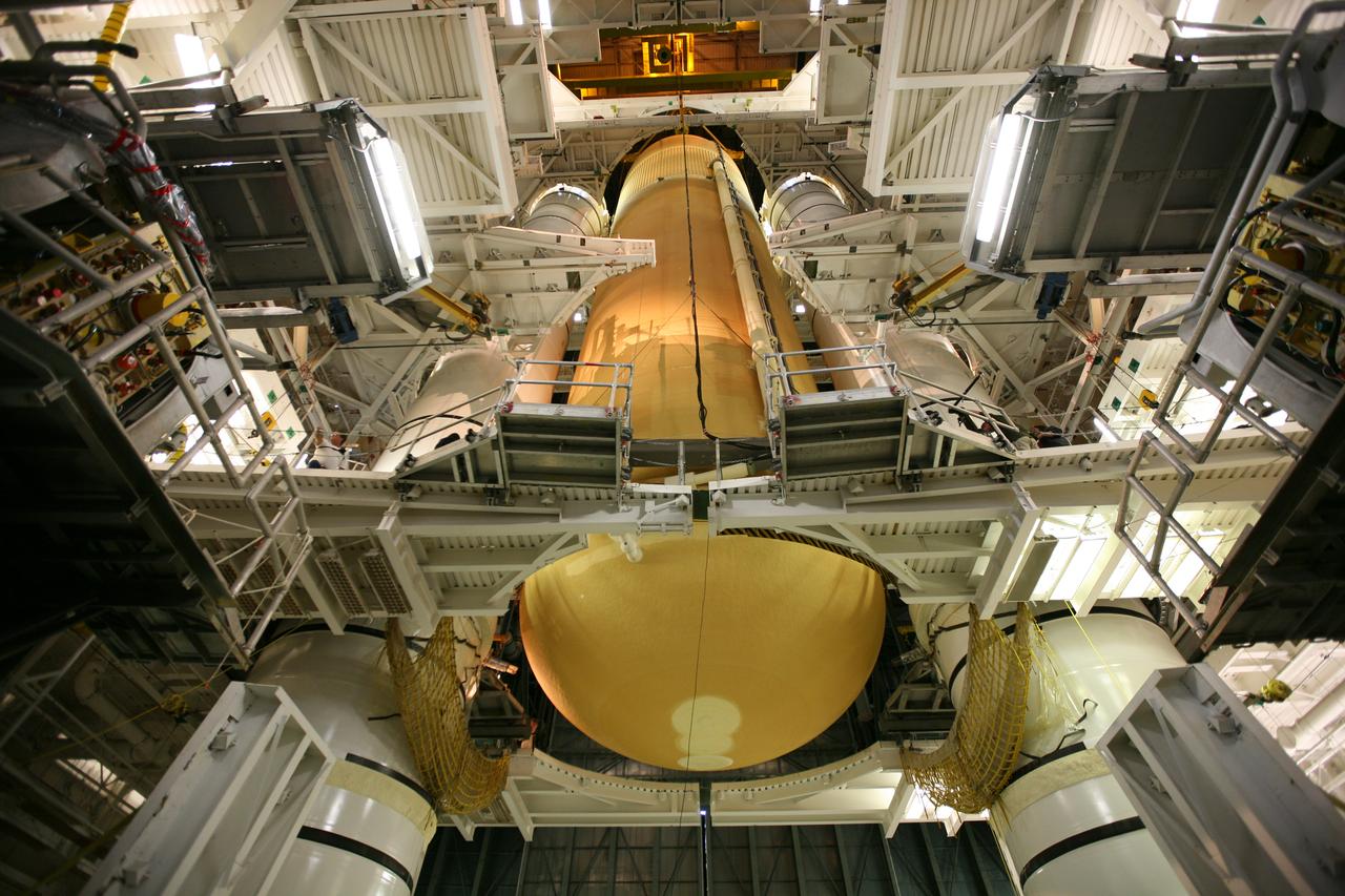 STS-131 ET LIFT & MATE TO SRB'S IN VAB