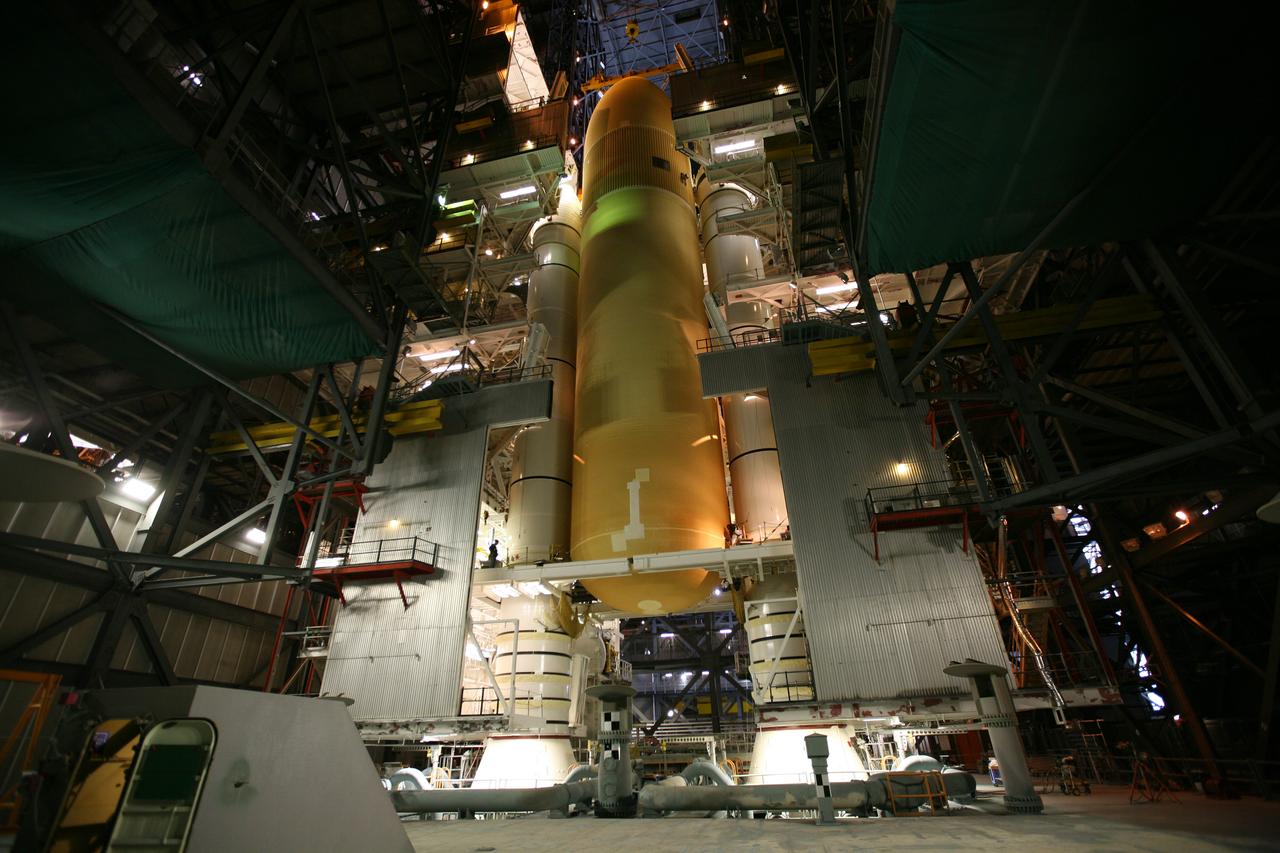 STS-131 ET LIFT & MATE TO SRB'S IN VAB