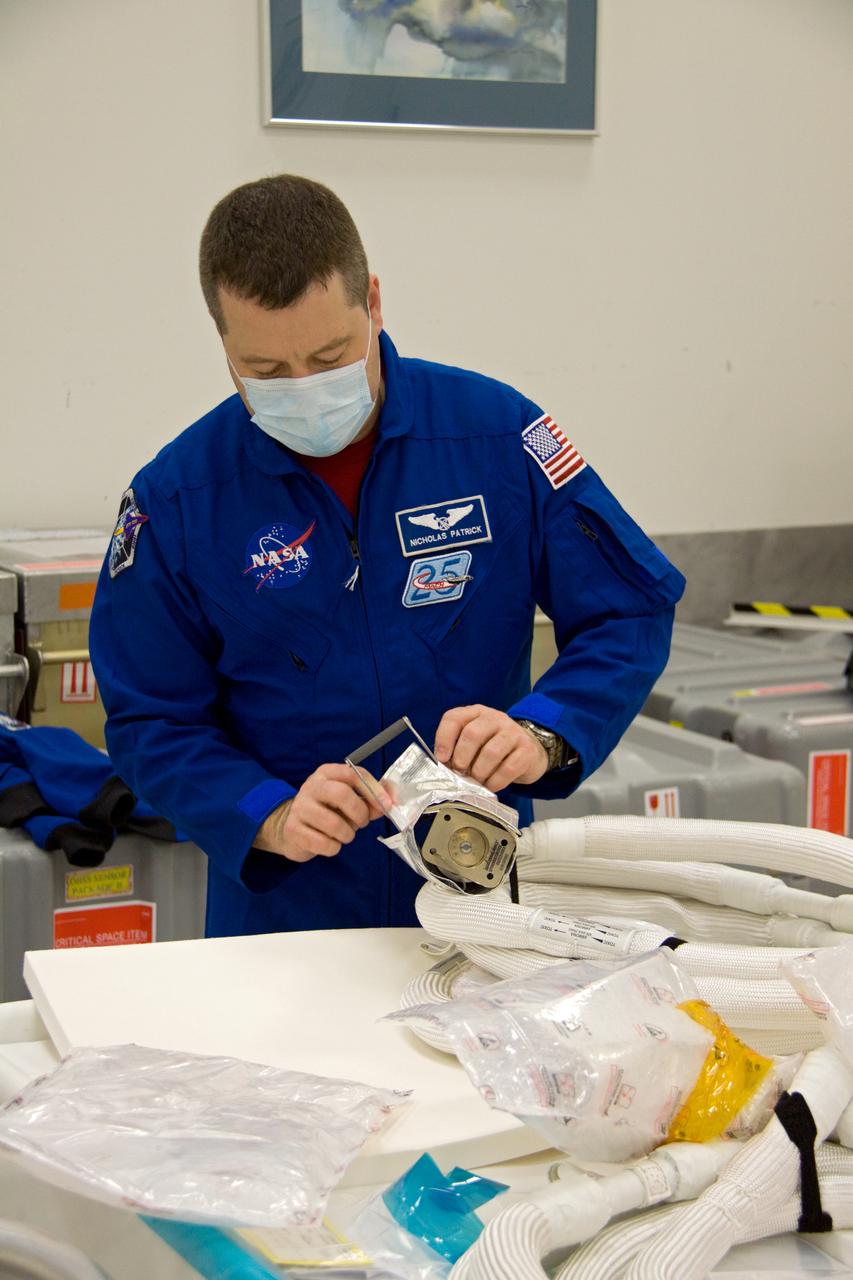 STS-130 LAUNCH L-5 CREW INSPECTS NEW AMMONIA LINES