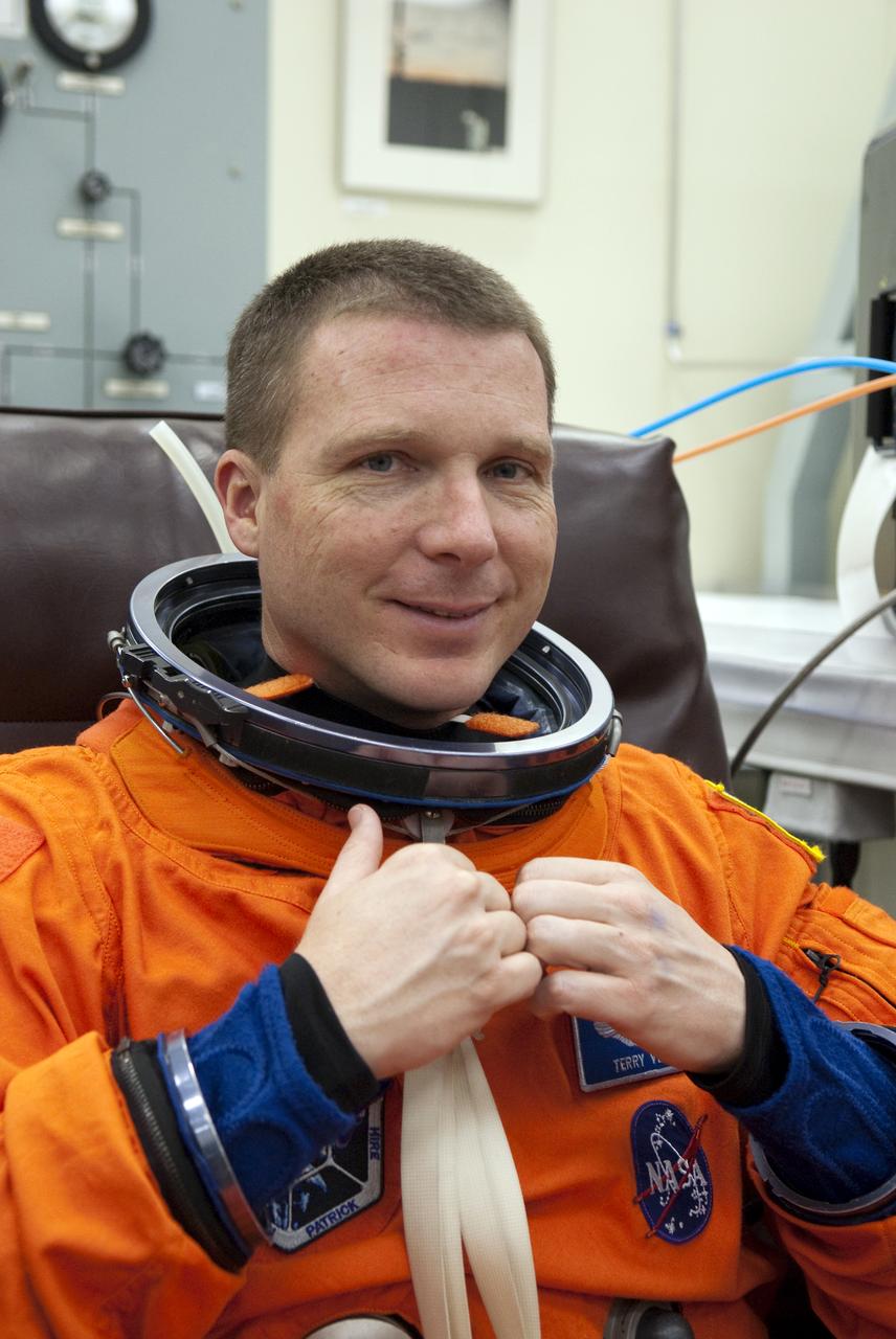 STS-130 LAUNCH L-0 SUITING