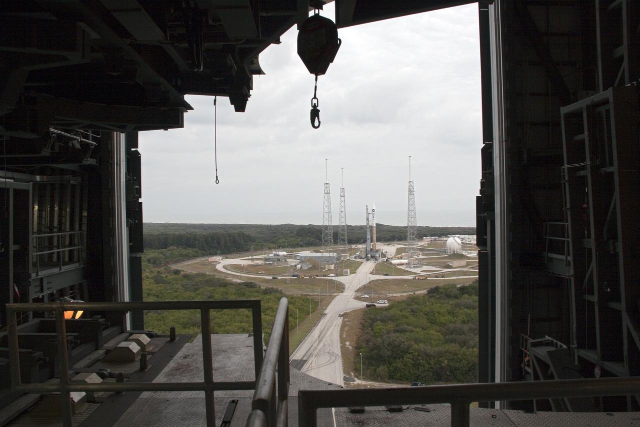 SDO ATLAS V ROLLOUT FROM VIF TO PAD 41