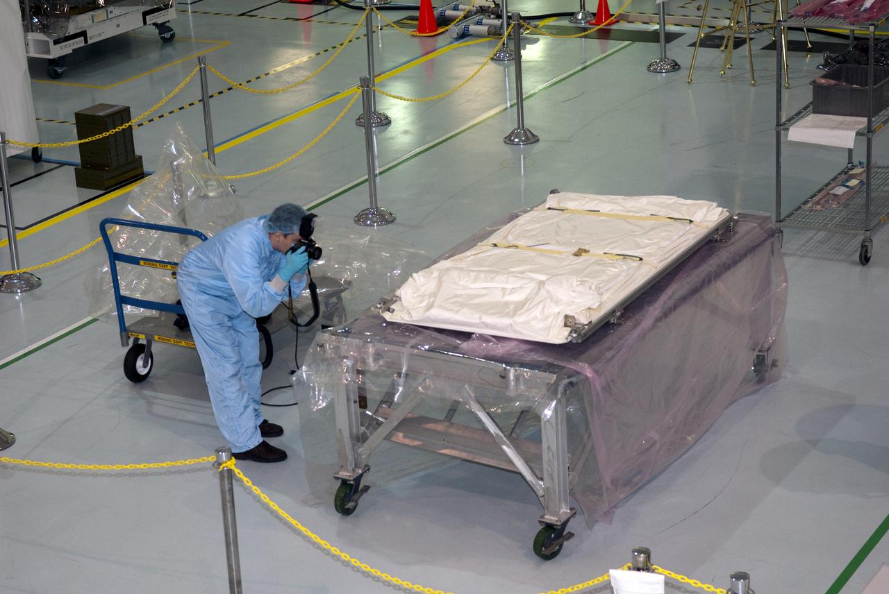 STS-131 MPLM LEONARDO FM-1 O-G RACK INSTALLATION