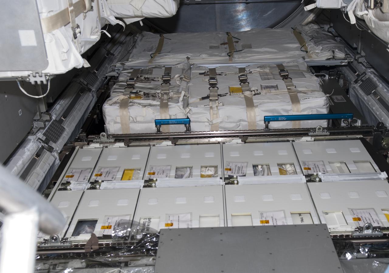 STS-131 MPLM LEONARDO FM-1 O-G RACK INSTALLATION