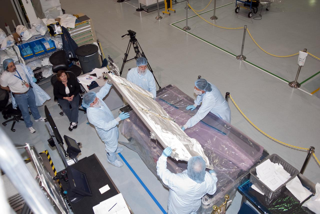 STS-131 MPLM LEONARDO FM-1 O-G RACK INSTALLATION