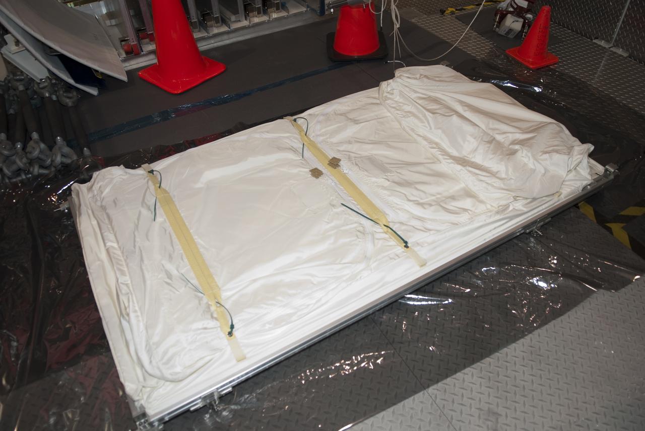 STS-131 MPLM LEONARDO FM-1 O-G RACK INSTALLATION