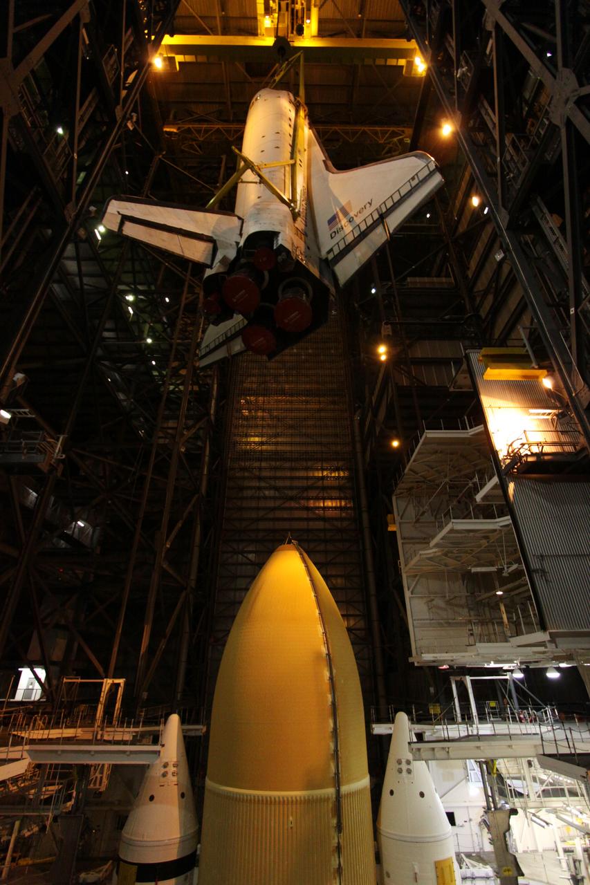 STS-131 Discovery Lift & Mate to SRB/ET Stack